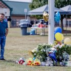 Los dolientes rinden homenaje en un monumento improvisado, un día después del tiroteo mortal en la escuela secundaria Apalachee en Winder, Georgia, EE. UU., el 5 de septiembre de 2024. EFE/EPA/Erik S. Lesser