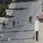 Tropas israelíes arrestan a un hombre palestino durante una redada en un edificio en el noveno día de una operación militar en curso en la ciudad cisjordana de Jenin, el 05 de septiembre de 2024. EFE/EPA/ALAA BADARNEH