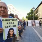 Allegados de Esther López, la mujer vista con vida por última vez la madrugada del 13 de enero de 2022 y hallada muerta en una cuneta el 5 de febrero del mismo año en Traspinedo (Valladolid), han convocado este viernes una concentración ante los Juzgados, donde comparecen varios peritos dentro de las diligencias de instrucción del caso. EFE/R. García