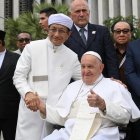 El papa Francisco junto al gran imán, Nasaruddin Umarde, en la mezquita Istiqlal de Yakarta.
                      EFE/EPA/ALESSANDRO DI MEO