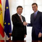 Imagen de archivo del presidente de la República Popular de China, Xi Jinping, con el jefe del Ejecutivo, Pedro Sánchez. EFE/J.J. Guillén