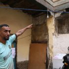 Salah Eddine, de 38 años, señala una zona de su casa del barrio judío de Marrakech (Marruecos) afectada por el seísmo de hace un año. Eddine trabaja en las obras de rehabilitación de las casas del barrio y vive con dos familias más en un edificio con el patio interior típicamente árabe y habitaciones clausuradas por miedo al derrumbe. "Hay casas que están a punto de caer, pero sus habitantes siguen viviendo en ellas", dice. EFE/ María Traspaderne