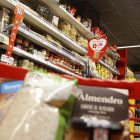 Imagen de archivo de varios productos en un supermercado. EFE/Luis Tejido