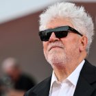 El cineasta español Pedro Almodóvar este sábado en la alfombra roja del 81 Festival de cine de Venecia. EFE/EPA/ETTORE FERRARI