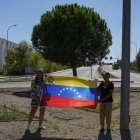 Simpatizantes del excandidato opositor a la Presidencia de Venezuela, Edmundo González Urrutia, este domingo en la puerta de la base aérea de Torrejón de Ardoz (Madrid). EFE/ Borja Sánchez-trillo