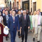 El alcalde y el presidente del Consejo, camino de la Ofrenda.