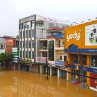 Una fotografía cedida por la Agencia de Noticias de Vietnam muestra la inundación en torno a los edificios en la ciudad de Yen Bai (Vietnam), el lunes (publicada el martes). EFE/EPA/VIETNAM NEWS AGENCY/TUAN ANH VIETNAM OUTHANDOUT EDITORIAL USE ONLY/SALES NO SALES