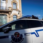 Un coche de la Ertzaintza accede al garaje del Palacio de Justicia de San Sebastián en una imagen de archivo. EFE/Javier Etxezarreta