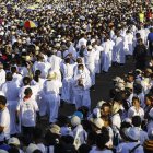 Miles de personas asisten a una misa oficiada por el papa Francisco en Timor Oriental. 
                      EFE/EPA/ANTONIO DASIPARU