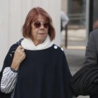 - Gisèle Pelicot a su llegada a la séptima jornada del juicio contra su exmarido Dominique Pelicot, acusado de drogarla y violarla durante nueve años junto a decenas de hombres, de entre los cuales hay 51 acusados más, en la séptima jornada del juicio. Dominique Pélicot declara este martes en el juicio que se sigue contra él y otros 51 acusados, después de que el lunes lo hiciera su hermana y varios psiquiatras y psicólogos. EFE/ Edgar Sapiña Machado