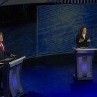 El candidato presidencial republicano Donald J. Trump (izq.) y la candidata presidencial demócrata a la vicepresidenta estadounidense Kamala Harris durante un debate presidencial organizado por ABC News en el National Constitution Center en Filadelfia, Pensilvania, EE.UU., el 10 de septiembre de 2024. EFE/EPA/Demetrio Freeman/POOL