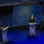 El candidato presidencial republicano Donald J. Trump (izq.) y la candidata presidencial demócrata, la vicepresidenta estadounidense Kamala Harris, durante un debate presidencial organizado por ABC News en el Centro Nacional de la Constitución en Filadelfia, Pensilvania. EFE/EPA/DEMETRIUS FREEMAN / POOL