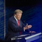 El candidato presidencial republicano Donald J. Trump responde a la candidata presidencial demócrata a la vicepresidenta estadounidense Kamala Harris durante un debate presidencial organizado por ABC News en el National Constitution Center en Filadelfia, Pensilvania, EE.UU. el 10 de septiembre de 2024. EFE/EPA/Demetrio Freeman/POOL