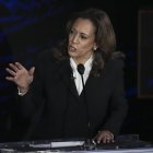 La candidata presidencial demócrata, Kamala Harris, responde al candidato presidencial republicano, Donald J. Trump, durante un debate presidencial organizado por ABC News en el National Constitution Center en Filadelfia, Pensilvania, EE.UU. el 10 de septiembre de 2024. EFE/EPA/Demetrio Freeman/POOL