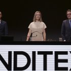 La presidenta de Inditex, Marta Ortega (c), acompañada por el consejero delegado de la multinacional, Óscar García Maceiras (i), durante la Junta General de Accionistas de la cadena textil el pasado julio. EFE/Cabalar