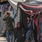 Palestinos desplazados internos, que huyeron del norte de la Franja de Gaza, sentados fuera de su refugio en Jan Yunis, sur de la Franja de Gaza, el 10 de septiembre de EFE/EPA/MOHAMMED SABER