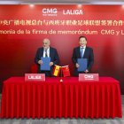 El presidente de LaLiga, Javier Tebas (i), y el presidente del Grupo de Medios de China (CMG), Shen Haixiong, durante la ceremonia de la firma de memorándum CMG y LALIGA en Pekín (China) este miércoles. EFE/ LALIGA  SOLO USO EDITORIAL/SOLO DISPONIBLE PARA ILUSTRAR LA NOTICIA QUE ACOMPAÑA (CRÉDITO OBLIGATORIO)