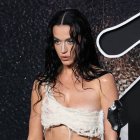 La cantante Katy Perry posa durante la alfombra roja de los MTV Video Music Awards 2024, en el UBS Arena.