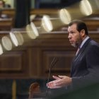 El ministro de Transporte y Movilidad Sostenible, Óscar Puente, durante una sesión de control al gobierno en el Congreso.