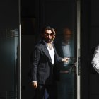 El consejero delegado (CEO) de Globalia, Javier Hidalgo (c), a su salida de la Audiencia Nacional, este jueves. El juez de la Audiencia Nacional que investiga presuntas contrataciones irregulares en el marco del caso Koldo prosigue con los interrogatorios, en este caso al consejero delegado (CEO) de Globalia Javier Hidalgo, en calidad de testigo. EFE/ Rodrigo Jiménez