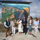 Los padres de Mónica Domínguez, sus hermana Isabel, el alcalde Marco Morala y las concejalas Lidia Coca y Eva González, junto a Asier Vera, frente al mural en el Parque de la Juventud de Ponferrada.