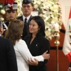 La presidenta de Perú, Dina Boluarte (i), saluda a Keiko Fujimori (c) durante el velatorio de su padre el fallecido expresidente de Perú Alberto Fujimori este jueves, en Lima (Perú). EFE/ Paolo Aguilar