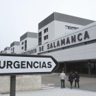 Imagen de archivo de entrada a urgencias del Hospital Universitario de Salamanca. EFE/J.M.GARCÍA