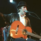 El cantautor Joaquín Sabina en una actuación en el Museo del Ferrocarril de Madrid, para presentar su trabajo  "19 días y 500 noches". EFE/Alberto Martín