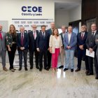 El presidente de CEOE Castilla y León, Santiago Aparicio, y el consejero de Economía y Hacienda y portavoz de la Junta, Carlos Fernández Carriedo, atienden a los medios antes de la reunión que mantienen para analizar nuevas medidas de mejora que impulsen la actividad empresarial ante el inicio del curso económico