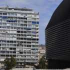 Vista del estadio Santiago Bernabeu en Madrid. El Real Madrid ha hecho oficial la suspensión provisional durante 2024 de los conciertos en el estadio Santiago Bernabéu, que ha reprogramado para el próximo año para verificar el "estricto cumplimiento de la normativa municipal vigente". "El Real Madrid C.F. comunica que ha decidido reprogramar de manera provisional su agenda de eventos y conciertos del estadio Santiago Bernabéu. Esta decisión forma parte del conjunto de medidas que viene tomando el club para que durante los conciertos se verifique el estricto cumplimiento de la normativa municipal vigente", informó en un comunicado el club blanco. EFE/ Víctor Lerena