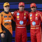 El monegasco de Ferrari Charles Leclerc posa con el australiano Oscar Piastri (L) de McClaren y el tercer clasificado, el español de Ferrari Carlos Sainz, en Bakú, AzerbaiyánEFE/EPA/ALI HAIDER