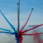 Acrobacias de la Patrouille francesa sobre los Campos Elíseos.EFE/EPA/GONZALO FUENTES