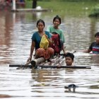 Varias personas se mueven el sábado en una balsa por las calles de la localidad de Taungoo en Birmania (Myanmar), afectada por las inundaciones. EFE/ Nyein Chan Naing