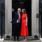 Imagen del primer ministro británico, Keir Starmer (izq.), y su esposa, Victoria Starmer, en la puerta del número 10 de Downing Street en Londres, Gran Bretaña, el 05 de julio de 2024. 
                      FE/EPA/ANDY LLUVIA