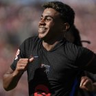 El delantero del Barcelona Lamine Yamal celebra tras anotar un gol ante el Girona este domingo, durante el partido de la 5a jornada de LaLiga EA Sports, entre el Girona FC y el FC Barcelona, en el estadio Montilivi de Girona. EFE/ David Borrat