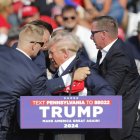 Fotografía de archivo del expresidente de EE.UU., Donald Trump mientras era evacuado de un mitin en Butler Pensilvania (EE.UU.) después de que se escucharan tiros en lugar que lo alcanzaron a herir en la oreja derecha. EFE/EPA/DAVID MAXWELL