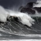 - El oleaje rompe frente a los acantilados, en la bocana del puerto de Santander. Archivo EFE/ Esteban Cobo