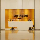 Fotografía de archivo en donde se aprecia el mostrador de recepción del edificio de oficinas de Amazon en Nueva York, EE. UU. EFE/SARAH YENESEL