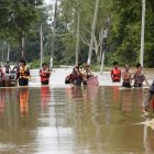 Decenas de afectados por las inundaciones que golpean Birmania.
                      EFE/EPA/NYEIN CHAN NAING