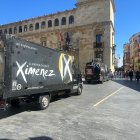 Un camión con material de iluminación junto al Palacio de los Guzmanes.