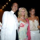 Imagen de archivo de Gunilla Bismark con Luis Ortiz y su sobrina en una gala benéfica de la Asociación de la Lucha contra el SIDA que se celebró en el Hotel Marbella Club en Marbella (Málaga). EFE/AL .