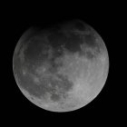 Fotografía que muestra el eclipse lunar parcial en Ciudad de Panamá (Panamá).