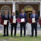 El presidente del Gobierno, Pedro Sánchez (c), posa con los representantes de la patronal y los sindicatos durante la firma del nuevo acuerdo en materia de pensiones este miércoles en el Palacio de la Moncloa. (De izq a der) La ministra de Inclusión, Seguridad Social y Migraciones, Elma Sáiz; el presidente de Cepyme, Gerardo Cuerva; el secretario general de CCOO, Unai Sordo; Pedro Sánchez; el presidente de la CEOE, Antonio Garamendi, y el secretario general de UGT, Pepe Álvarez. EFE/ Zipi