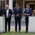 El presidente del Gobierno, Pedro Sánchez, firma junto a los representantes de la patronal y los sindicatos el nuevo acuerdo en materia de pensiones este miércoles en el Palacio de la Moncloa.