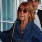 La víctima Gisèle Pelicot (c) llega al Palacio de Justicia para asistir a la sesión de tarde del 12º día del juicio en los tribunales de Aviñon, Francia, este miércoles. Dominique Pelicot y a otros 50 hombres son juzgados por haber violado bajo los efectos de ansiolíticos a la mujer de éste, Gisèle. EFE/ Edgar Sapiña Manchado