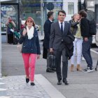 La víctima Gisèle Pelicot (i) llega al Palacio de Justicia para asistir a la 12ª sesión del juicio en los tribunales de Aviñon, Francia, este miércoles. EFE/ Edgar Sapiña Manchado