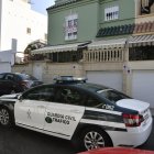 Un coche de la Guardia Civil junto al domicilio en la barriada de Aguadulce, Roquetas de Mar (Almería) donde fue hallado el cuerpo sin vida del médico Rafael Piorno Fermoselle, de 76 años y candidato del PP en varias elecciones municipales al Ayuntamiento de la localidad almeriense por lo que se investiga su muerte violenta. EFE / Carlos Barba