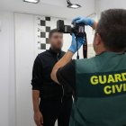 Fotografía facilitada por la Guardia Civil de la detención, este jueves en la provincia de Cádiz, de Karim El Baqqali, el presunto autor del asesinato de dos agentes el pasado febrero en la localidad gaditana de Barbate tras embestir la embarcación de los guardias civiles con una narcolancha que el arrestado pilotaba. EFE/Guardia Civil -SOLO USO EDITORIAL/SOLO DISPONIBLE PARA ILUSTRAR LA NOTICIA QUE ACOMPAÑA (CRÉDITO OBLIGATORIO)-