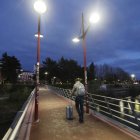 La nueva pasarela sobre el Bernesga copia el modelo de la existente frente a la estación de autobuses