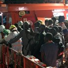 Inmigrantes subsaharianos rescatados por Salvamento Marítimo de dos cayucos localizados en el Atlántico, en aguas al sur de la isla de El Hierro, en la madrugada de ese viernes. EFE/Gelmert Finol